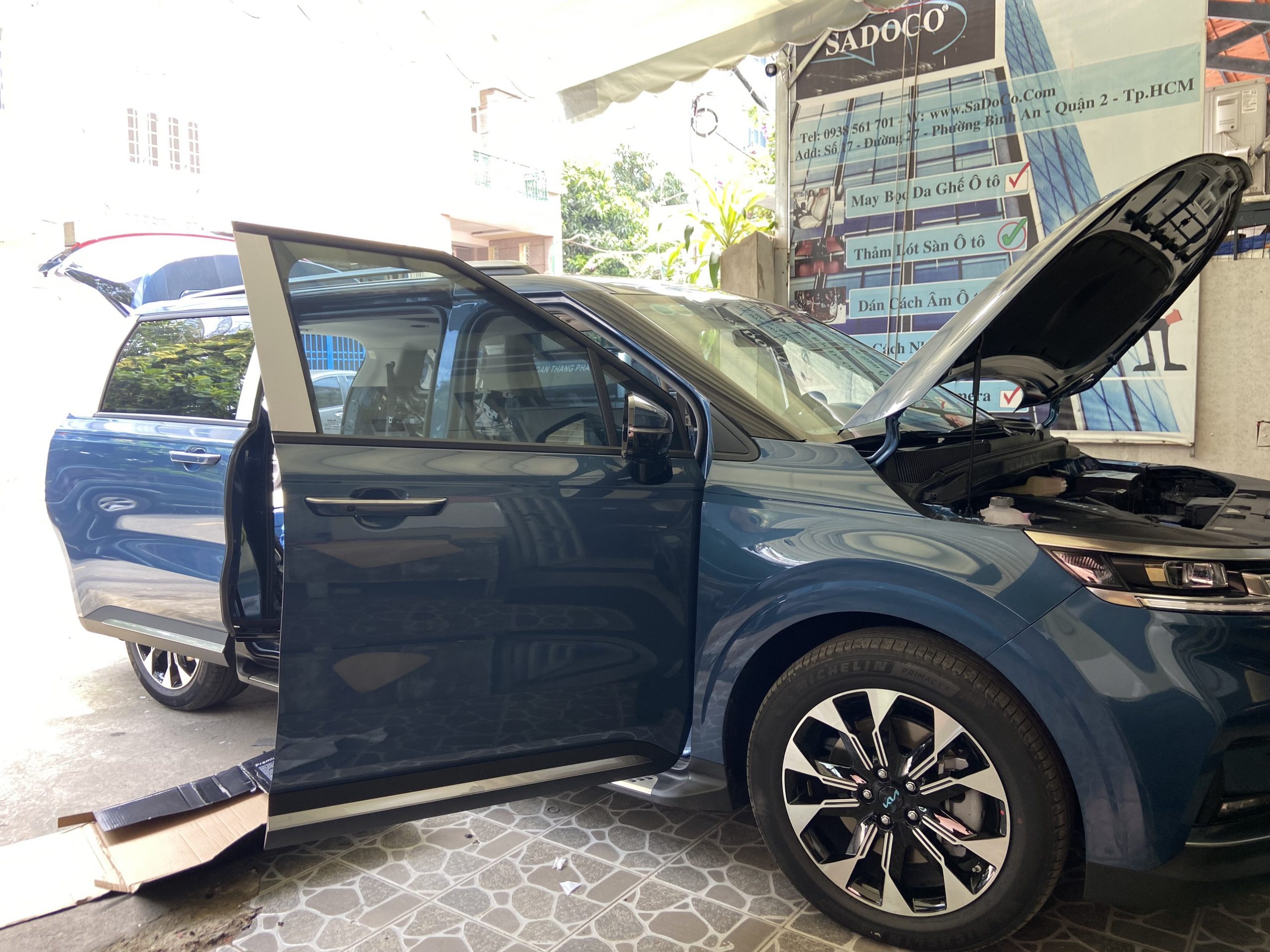 KIA CANIVAL 2022! - TRỰC TIẾP CẬN CẢNH HOẠT ĐỘNG MAY BỌC DA GHẾ